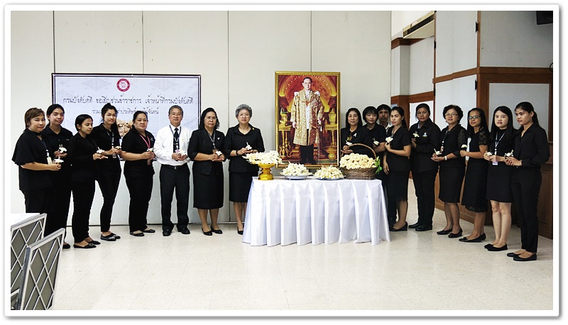 ﻿กรมบังคับคดีร่วมเป็นจิตอาสาประดิษฐ์ดอกไม้จันทน์ เพื่อถวายในพระราชพิธีถวายพระเพลิงพระบรมศพ พระบาทสมเด็จพระปรมินทรมหาภูมิพลอดุลยเดช